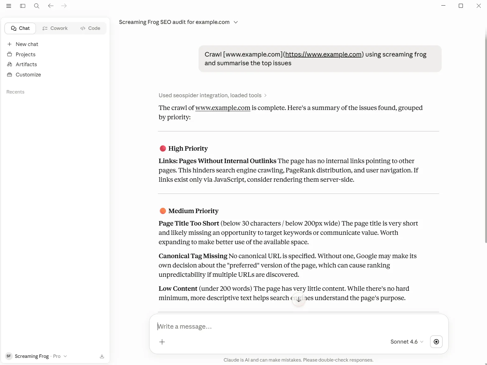 Chat di Claude Desktop che usa l’MCP di Screaming Frog per scansionare example.com e riassumere le issues per priorità