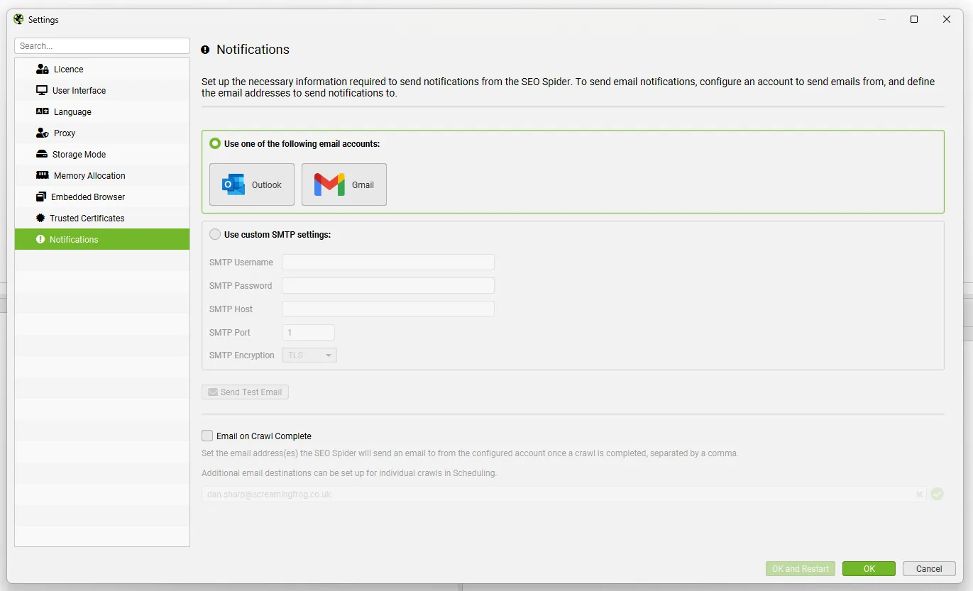 Settings de Screaming Frog en la sección Notifications con cuentas de Outlook y Gmail y la opción Email on Crawl Complete